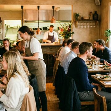 Salle de restaurant pleine de clients